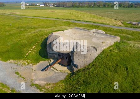 Luftaufnahme von Überresten der deutschen Artilleriebatterie des Zweiten Weltkriegs in Longues-sur-Mer, Normandie (Frankreich) Stockfoto