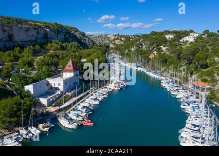 Luftaufnahme des Calanques National Park in der Nähe von Cassis Fischerdorf. Kleiner Hafen 'Port Miou' Stockfoto