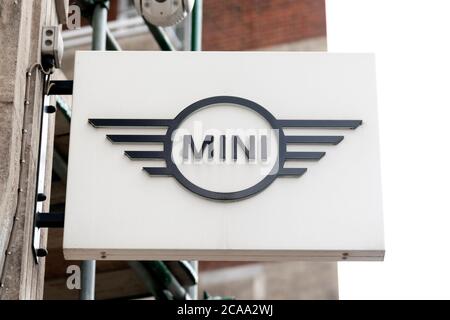 Mini-Firmenlogo auf einem ihrer Autohändler Showrooms in London zu sehen. Stockfoto