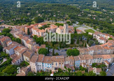 Frankreich, Luftaufnahme von Flayosc, einem typisch französischen Dorf in der Provence Stockfoto