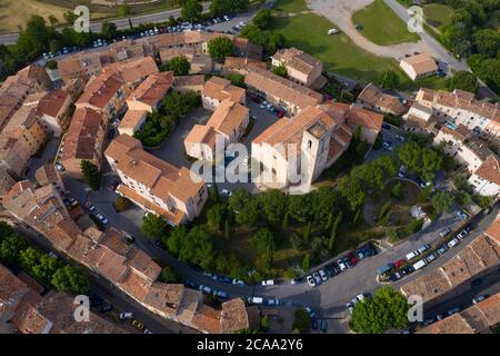 Frankreich, Luftaufnahme von Flayosc, einem typisch französischen Dorf in der Provence Stockfoto