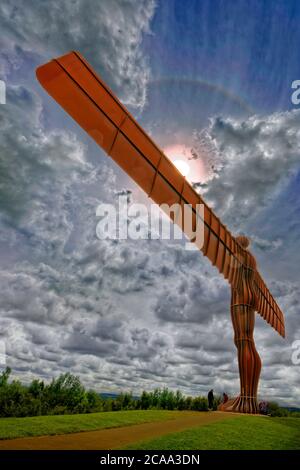 Die Statue des "Engels des Nordens", die Antony Gormley geschaffen hat und in Low Eighton, Gateshead, Tyne & Wear, England, liegt. Stockfoto