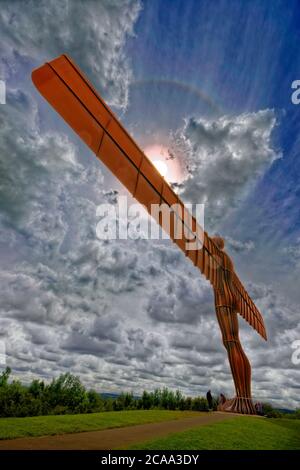 Die Statue des "Engels des Nordens", die Antony Gormley geschaffen hat und in Low Eighton, Gateshead, Tyne & Wear, England, liegt. Stockfoto