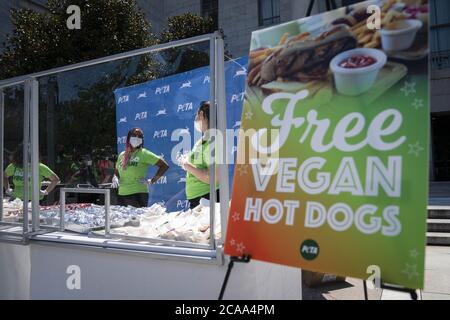 Washington, Usa. August 2020. PETA veranstaltet am Mittwoch, den 5. August 2020, sein 24. Jährliches Congressional Veggie Dog Lunch vor dem Bürogebäude des Rayburn House auf dem Capitol Hill in Washington, DC, USA. Foto von Sarah Silbiger/UPI Kredit: UPI/Alamy Live Nachrichten Stockfoto