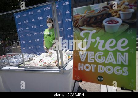 Washington, Usa. August 2020. PETA veranstaltet am Mittwoch, den 5. August 2020, sein 24. Jährliches Congressional Veggie Dog Lunch vor dem Bürogebäude des Rayburn House auf dem Capitol Hill in Washington, DC, USA. Foto von Sarah Silbiger/UPI Kredit: UPI/Alamy Live Nachrichten Stockfoto