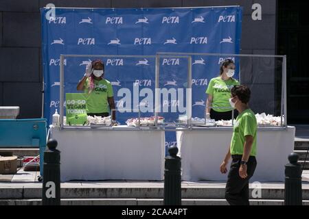 Washington, Usa. August 2020. PETA veranstaltet am Mittwoch, den 5. August 2020, sein 24. Jährliches Congressional Veggie Dog Lunch vor dem Bürogebäude des Rayburn House auf dem Capitol Hill in Washington, DC, USA. Foto von Sarah Silbiger/UPI Kredit: UPI/Alamy Live Nachrichten Stockfoto