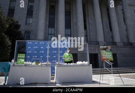 Washington, Usa. August 2020. PETA veranstaltet am Mittwoch, den 5. August 2020, sein 24. Jährliches Congressional Veggie Dog Lunch vor dem Bürogebäude des Rayburn House auf dem Capitol Hill in Washington, DC, USA. Foto von Sarah Silbiger/UPI Kredit: UPI/Alamy Live Nachrichten Stockfoto