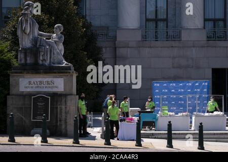 Washington, Usa. August 2020. PETA veranstaltet am Mittwoch, den 5. August 2020, sein 24. Jährliches Congressional Veggie Dog Lunch vor dem Bürogebäude des Rayburn House auf dem Capitol Hill in Washington, DC, USA. Foto von Sarah Silbiger/UPI Kredit: UPI/Alamy Live Nachrichten Stockfoto