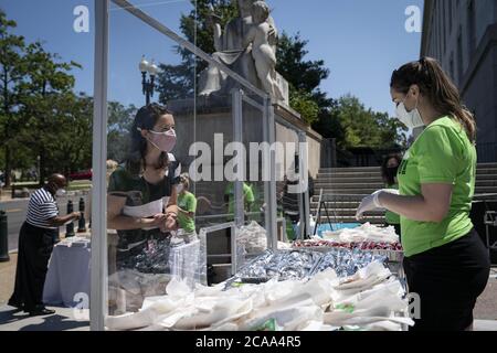 Washington, Usa. August 2020. PETA veranstaltet am Mittwoch, den 5. August 2020, sein 24. Jährliches Congressional Veggie Dog Lunch vor dem Bürogebäude des Rayburn House auf dem Capitol Hill in Washington, DC, USA. Foto von Sarah Silbiger/UPI Kredit: UPI/Alamy Live Nachrichten Stockfoto