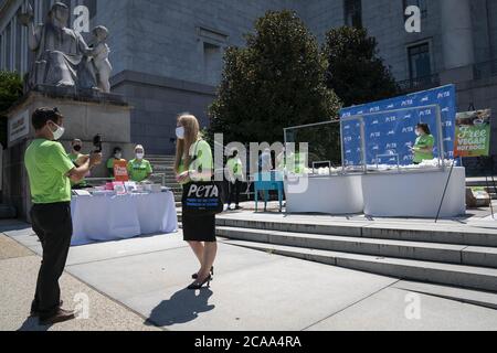 Washington, Usa. August 2020. PETA veranstaltet am Mittwoch, den 5. August 2020, sein 24. Jährliches Congressional Veggie Dog Lunch vor dem Bürogebäude des Rayburn House auf dem Capitol Hill in Washington, DC, USA. Foto von Sarah Silbiger/UPI Kredit: UPI/Alamy Live Nachrichten Stockfoto