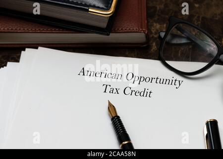 Finanzkonzept über American Opportunity Tax Credit AOTC mit Phrase auf der Seite. Der Text ist auf einem weißen Blatt geschrieben, das auf dem Büro mar liegt Stockfoto