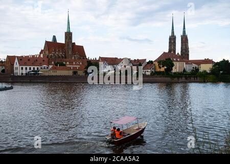 Wroclaw, Polen - 20. Juli 2020: Blick auf Ostrow Tumski vom Xawery Dunikowski Boulevard Stockfoto