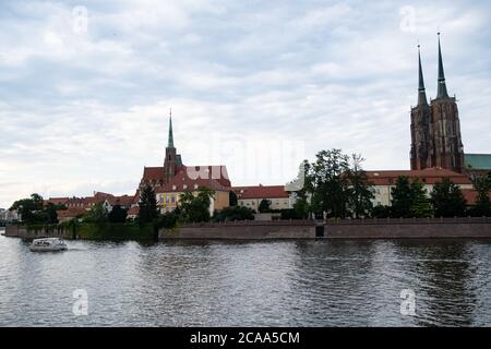 Wroclaw, Polen - 20. Juli 2020: Blick auf Ostrow Tumski vom Xawery Dunikowski Boulevard Stockfoto