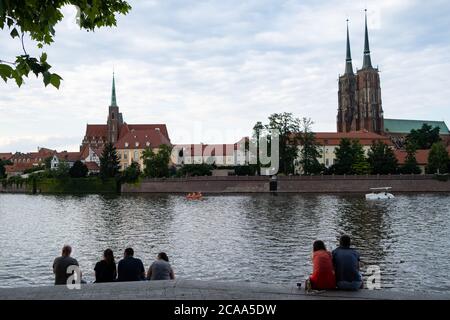 Wroclaw, Polen - 20. Juli 2020: Blick auf Ostrow Tumski vom Xawery Dunikowski Boulevard Stockfoto