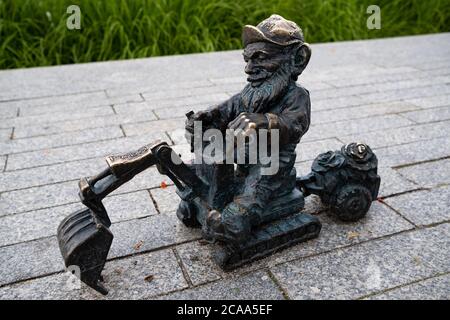 Breslau, Polen - 19. Januar 2020: Zwergfigur „Park-M“ auf dem Xawery Dunikowski Boulevard Stockfoto