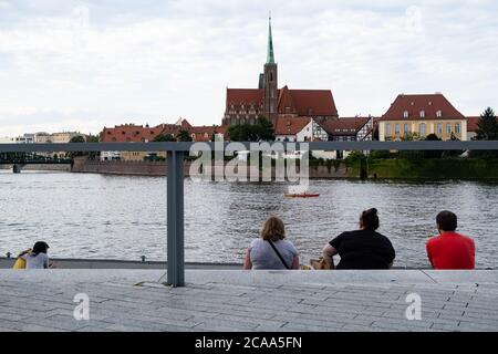 Wroclaw, Polen - 20. Juli 2020: Blick auf Ostrow Tumski vom Xawery Dunikowski Boulevard Stockfoto