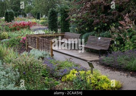 HEMEL HEMPSTEAD - ENGLAND 04 AUG: Gartenanlage der Jellicoe Water Gardens in Hemel Hempstead, Großbritannien am 4. August 2020 Stockfoto