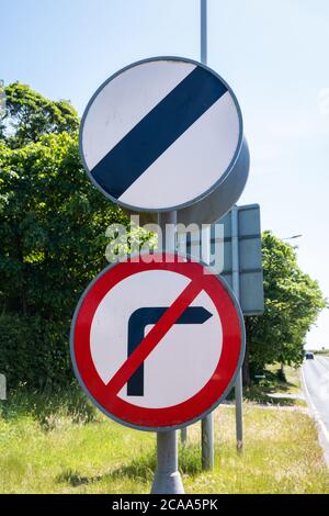 Nationale Tempolimit und keine rechts abbiegen Zeichen auf Seite der Straße in Thurstaston Wirral Mai 2020 Stockfoto