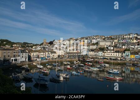 Am frühen Morgen Brixham Hafen malerische Aussicht. Blick auf den alten Hafen auf Häuser und Geschäfte über den Bootsliegeplätzen unten. Stockfoto