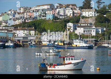 Brixham Trawler E198 MARGARET VON LADRAM Rückkehr zum Hafen. Kommerzielle Trawler im Hafen von Brixham. Ruhiges Meer Licht blauen Himmel Gebäude im Hintergrund Stockfoto