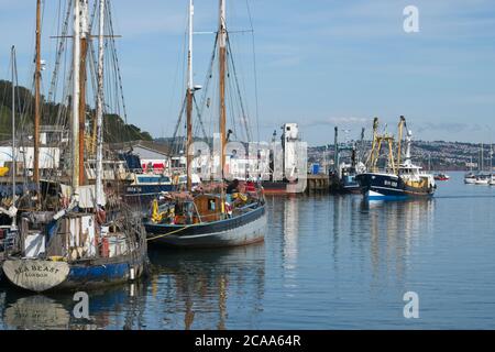 Brixham Trawler BM188 Sam von Ladram kehrt nach vorne zurück Ansehen Klassische Trawler, die auf der linken Seite festgemacht sind ruhiges Meer und Licht Blauer Himmel Querformat Stockfoto