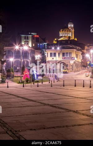 Veliko Tarnovo, Bulgarien - 23. März 2015: Nachtansicht der Kathedrale, martenitsa Figuren und Platz in Veliko Tyrnovo Stockfoto