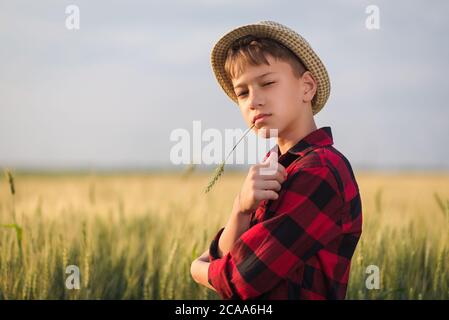 Niedlichen jungen mit Haltung in Roggen abgelegt Stockfoto