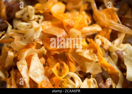 Eine große Schmorlvoll frittierter hausgemachter Chips aus Karotten, Pastinaken und Süßkartoffeln. Dorset England GB Stockfoto