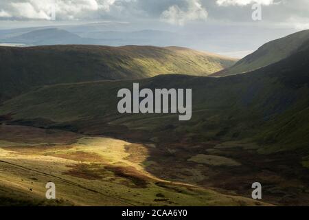 Bannerdale unterhalb Bannerdale Crags und Souther Fell von Bowscale Fell im Lake District National Park, Cumbria, England. Stockfoto