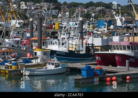 Trawler vertäuten im Hafen von Newlyn. Voll mit kleinen Fischerbooten und Seeschleppern an Liegeplätzen entlang Pontons. Querformat. Stockfoto