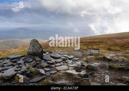 Ein Cairn auf dem Gipfel der Bannerdale Crags im Lake District National Park, Cumbria, England. Stockfoto