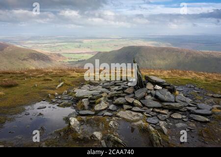 Ein Cairn auf dem Gipfel der Bannerdale Crags im Lake District National Park, Cumbria, England. Stockfoto