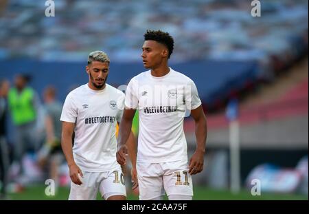 London, Großbritannien. August 2020. Ollie Watkins (11) & Sad Benrahma von Brentford wärmen sich während des Sky Bet Championship Play-Off Final Match zwischen Brentford und Fulham am 4. August 2020 im Wembley Stadium, London, England. Fußballstadien bleiben aufgrund der Covid-19-Pandemie leer, da staatliche Gesetze zur sozialen Distanzierung Fans innerhalb von Spielstätten verbieten, was dazu führt, dass alle Spielanlagen bis auf weiteres hinter verschlossenen Türen gespielt werden. Foto von Andrew Aleksiejczuk/Prime Media Images. Kredit: Prime Media Images/Alamy Live Nachrichten Stockfoto