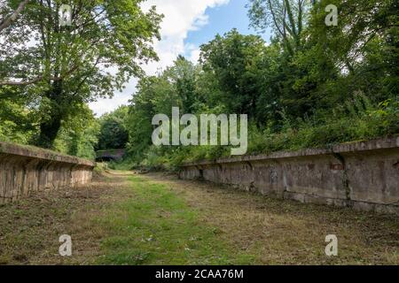 Verlassene Bahnhof und Plattform. Abgebaut in den 1950er Jahren jetzt ein Heritage Trail über die Südabfahrten in der Nähe Wickham in Hampshire Stockfoto