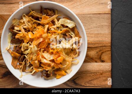 Eine große Schmorlvoll frittierter hausgemachter Chips aus Karotten, Pastinaken und Süßkartoffeln. Dorset England GB Stockfoto