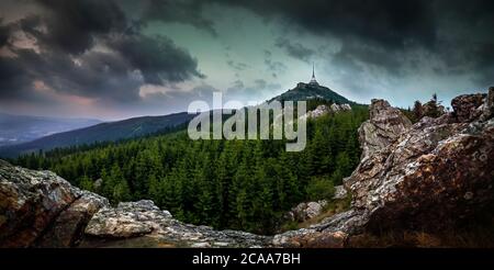 Sonnenaufgang über der Stadt Liberec, Tschechische republik. Jested. Blick vom Berg Virive Stones Jested. Jizerske Gebirge und Liberec. Stockfoto