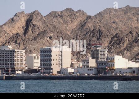 Archivbild: Das Sultanat Oman 1979, sieben Jahre nach der Machtübernahmen des Sultans Qaboos und der Modernisierung des Landes. Dies war noch eine Zeit, als der Tourismus in das Land in den Kinderschuhen steckte. Bild: Moderne Gebäude an der Muttrah Corniche mit schroffen Bergen in der Ferne. Quelle: Malcolm Park Stockfoto