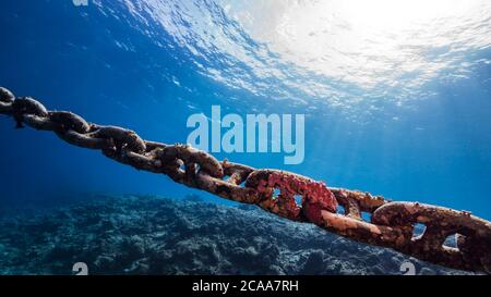 Seascape im Korallenriff des Karibischen Meeres mit großer Kette Und Sonnenstrahlen Stockfoto
