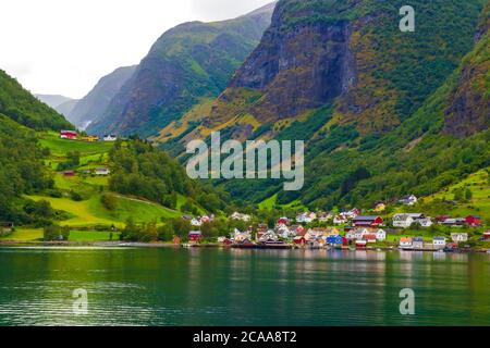 Undredal ist ein kleines Dorf in der Gemeinde Aurland im Kreis Vestland, Norwegen. Das beliebte Touristenziel von Undredal liegt am Aurlandsfjord Stockfoto