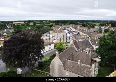 Das Dorf Sherston in den Cotswolds zeigt die jährliche Boules Competition in Progress in der High Street. Foto von der Spitze der Kirche aufgenommen Stockfoto