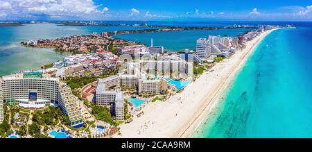 Luftpanorama Blick nördlich der Hotelzone (Zona Hotelera) und den schönen Stränden von Cancún, Mexiko Stockfoto