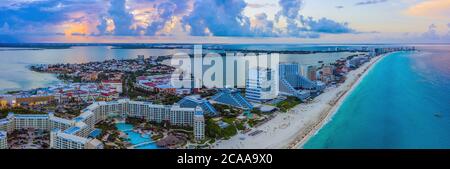 Luftpanorama mit Blick auf die Hotelzone (Zona Hotelera) und die schönen Strände von Cancún, Mexiko bei Sonnenuntergang Stockfoto