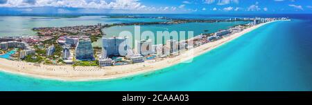 Luftpanorama der Hotelzone (Zona Hotelera) und der schönen Strände von Cancún, Mexiko Stockfoto