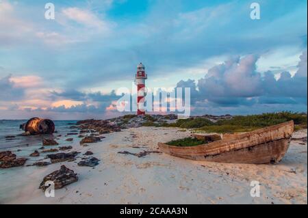 Blick auf den Leuchtturm Punta Cancún (Faro de Punta Cancun) am nördlichen Ende der Hotelzone (Zona Hotelera) in Cancún, Mexiko Stockfoto