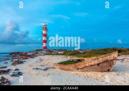 Blick auf den Leuchtturm Punta Cancún (Faro de Punta Cancun) am nördlichen Ende der Hotelzone (Zona Hotelera) in Cancún, Mexiko Stockfoto