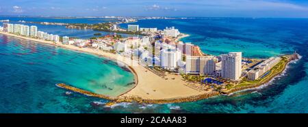 Luftaufnahme der nördlichen Halbinsel der Hotelzone (Zona Hotelera) in Cancún, Mexiko Stockfoto