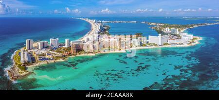 Luftpanorama der nördlichen Halbinsel der Hotelzone (Zona Hotelera) in Cancún, Mexiko Stockfoto