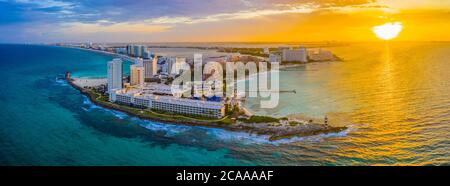 Luftpanorama der nördlichen Halbinsel der Hotelzone (Zona Hotelera) in Cancún, Mexiko bei Sonnenuntergang Stockfoto