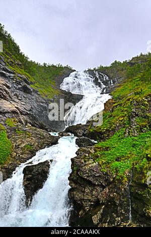 Kjosfossen Falls - Wasserfall beliebt bei Touristen, erreichbar mit einer malerischen Zugfahrt von Flåm - Myrdal Railway.Rallarvegen, Myrdal, Norwegen Stockfoto