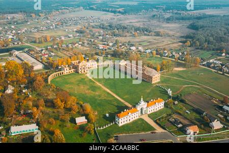 Ruschany, Brestgebiet, Weißrussland. Skyline Im Herbst Sonniger Abend. Vogelperspektive auf den Ruzhany Palast. Berühmte Beliebte Historische Sehenswürdigkeit Stockfoto